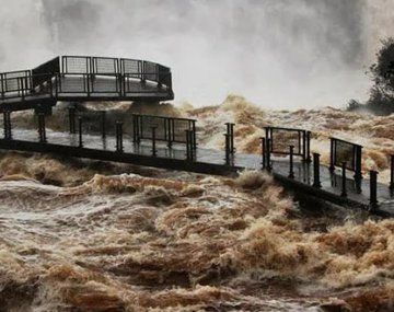 Cerraron el ingreso a Cataratas por una impresionante crecida del río Paraná