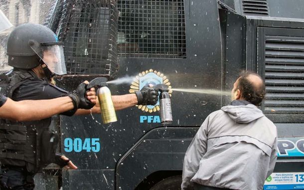 La policía no ahorra gas pimienta...