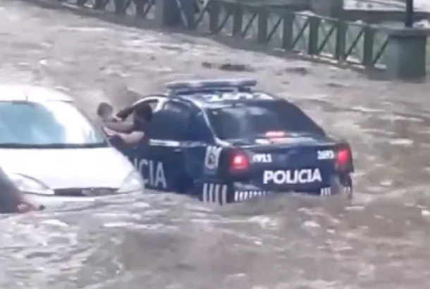 Dramático temporal en Mendoza: policía en un patrullero flotando rescata a un nene