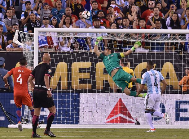 La atajada de la Copa: la estirada de Bravo que le ahogó el gol a Agüero