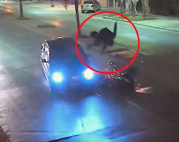 Imágenes sensibles: borracho cruzó semáforo en rojo e hizo volar por los aires a motoquero 