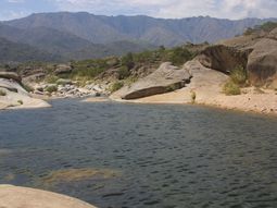 El hombre se tiró a nadar en uno de los balnearios de Nono y desapareció de la superficie. El hombre se tiró a nadar en uno de los balnearios de Nono y desapareció de la superficie.
