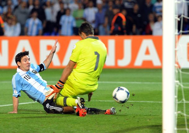 De la mano de Lionel Messi, Argentina goleó a Uruguay y sigue como único líder