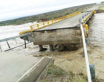 Cayó un puente por la crecida de un arroyo en Chubut
