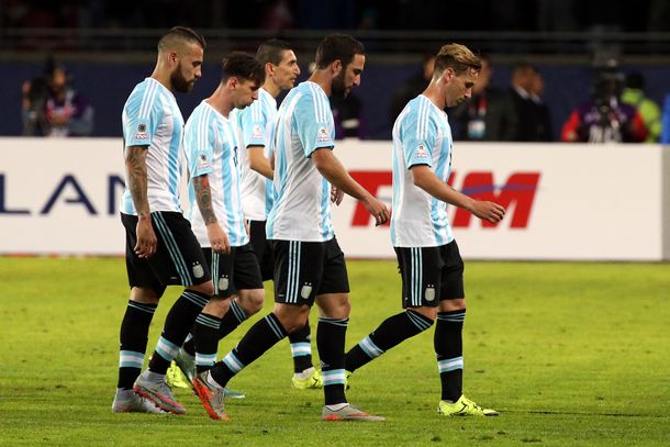 Una desordenada Argentina empató frente a Paraguay en su debut