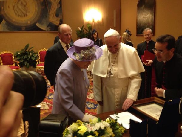 Tras 17 minutos, culminó el encuentro del Papa con Isabel II