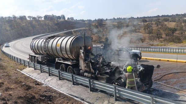 Pipa de hodrocarburos cae y se incendia en la México-Puebla.