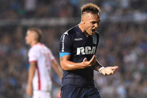 Lautaro Martínez celebra uno de sus tres goles ante Huracán