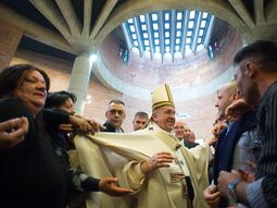 francisco dono dinero a indigentes de roma durante el via crucis francisco dono dinero a indigentes de roma durante el via crucis