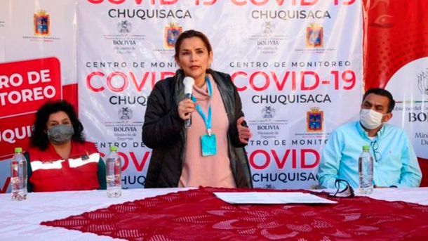 Insólito: la autoproclamada presidenta de Bolivia, Jeanine Áñez, usa una tarjeta bloqueadora de coronavirus