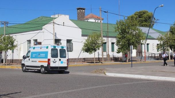 Trasladaban a un paciente en coma al hospital y se les cayó de la camilla