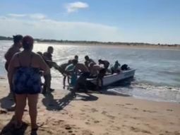 dramatico rescate en mar chiquita en medio del mini tsunami: el hombre permanece internado dramatico rescate en mar chiquita en medio del mini tsunami: el hombre permanece internado