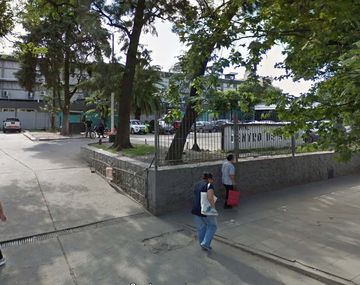 Le dieron dos tiros en el pene para robarle