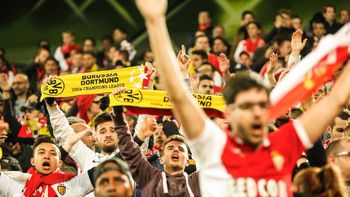 Hinchas de Mónaco alentaron a los del Dortmund tras atentado Hinchas de Mónaco alentaron a los del Dortmund tras atentado