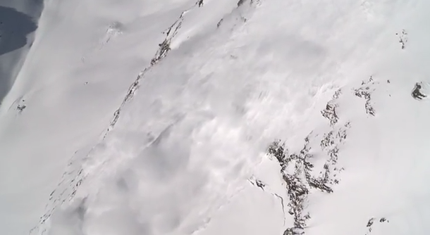 VIDEO: Un esquiador sobrevive a una avalancha