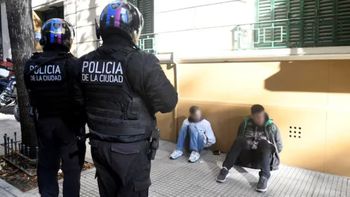 Agentes de la Policía de la Ciudad de Buenos Aires custodian a dos ladrones detenidos en el barrio de Recoleta. Agentes de la Policía de la Ciudad de Buenos Aires custodian a dos ladrones detenidos en el barrio de Recoleta.