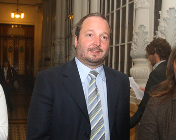 Los canales de noticias deberán incluir fecha y lugar de las imágenes