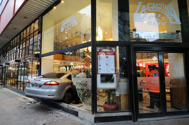 Huían de la policía y terminaron incrustados contra un comercio