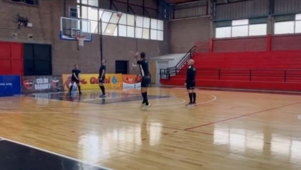 La terna arbitral de Colón-Racing entraron en calor jugando al básquet pero no embocaron una