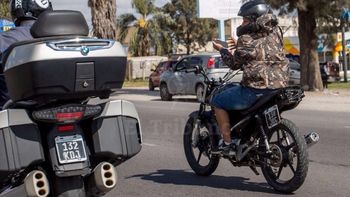 Se sacó delfies mientras manejada su moto - Crédito: El Tribuno/Javier Corbalán Se sacó delfies mientras manejada su moto - Crédito: El Tribuno/Javier Corbalán