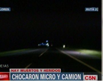 Choque fatal entre un micro y un camión en la ruta 2