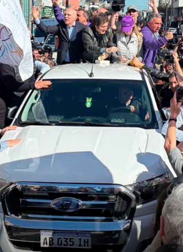 La camioneta que transport&oacute; a Javier Milei por Lomas de Zamora. Foto de Corta.&nbsp;