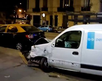 Se descompensó al volante y chocó dos vehículos estacionados