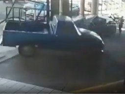 Un hombre atravesó un portón con su camioneta secuestrada por mal estacionamiento