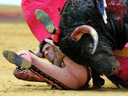 venganza: el momento en que un torero cae derrotado venganza: el momento en que un torero cae derrotado