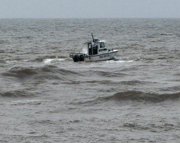 Desesperada búsqueda de un turista argentino que se metió en el mar en Punta del Este