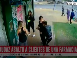 En plena cuarentena, asaltaron a clientes de una farmacia mientras hacían la cola