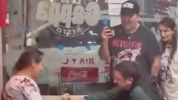 Propuesta de casamiento en plena despedida a Indio Solari. Propuesta de casamiento en plena despedida a Indio Solari.