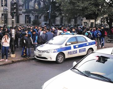 La Plata: intentan determinar si la alumna que se baleó fue instigada al suicidio