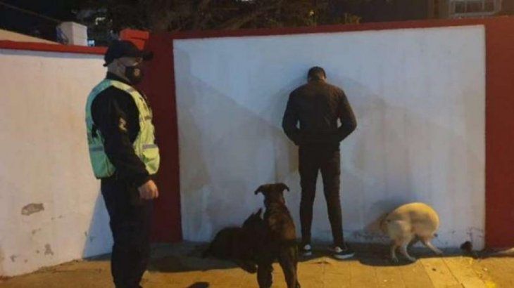 Comodoro Rivadavia: un mozo se quedó con la tarjeta de un cliente y gastó $80.000 en ropa