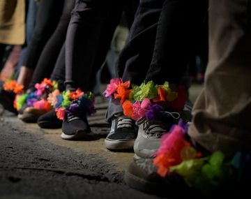 Mujeres se colocan tobilleras de colores frente a la casa de Cristina Kirchner: Nos la ponemos todas