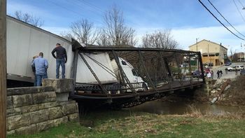 por no saber matematica arruino un puente historico con un camion por no saber matematica arruino un puente historico con un camion