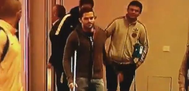 Un referente: en muletas, Gago acompaña al plantel de Boca