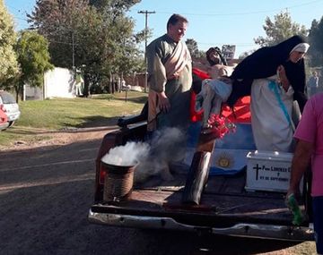 Un cura incumplió la cuarentena y pidió a sus vecinos que salgan a la calle el Viernes Santo