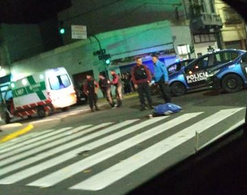 Un conductor atropelló y mató a un motociclista y huyó. Foto: @Taxivista