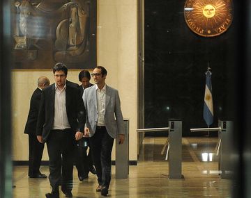 Encuentran 400 mil dólares no declarados en una cueva