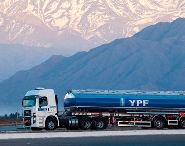 Desafío oficial: frenar el ataque a YPF mientras reorganiza la empresa