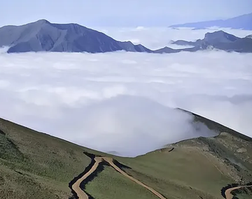 El pueblo desbordado por las nubes que tiene unos paisajes increíbles