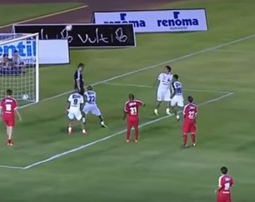 Neymar la armó sin que la pelota toque el piso y Edu definió de taco