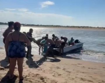 Dramático rescate en Mar Chiquita en medio del mini tsunami: el hombre permanece internado