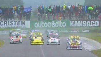La carrera se corrió bajo una intensa lluvia La carrera se corrió bajo una intensa lluvia
