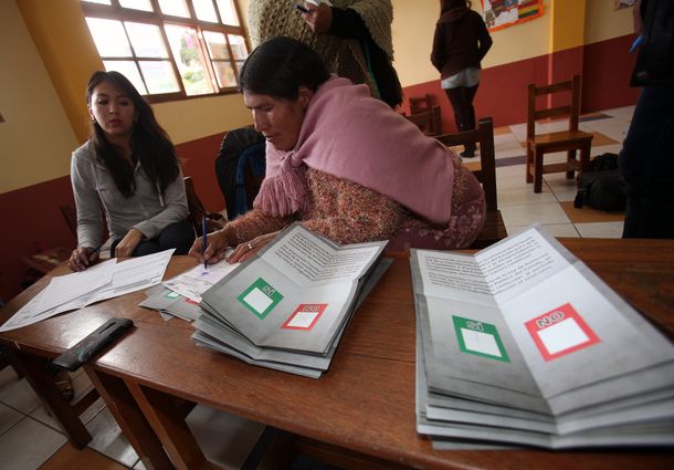 Gobierno boliviano interpreta empate técnico en referendo sobre reelección