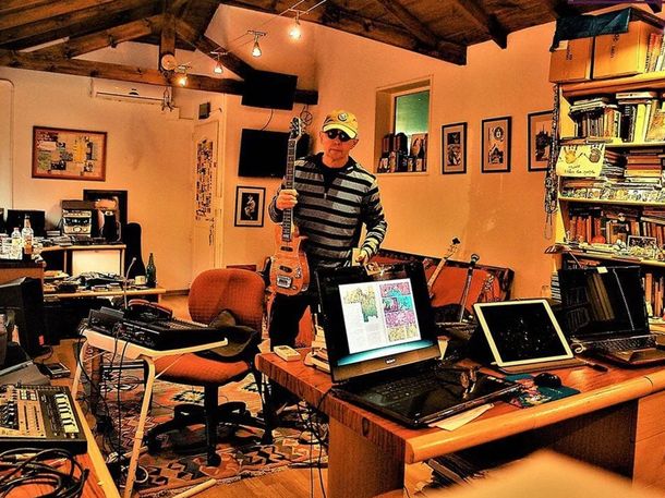 El Indio Solari en su estudio de grabación El Indio Solari en su estudio de grabación