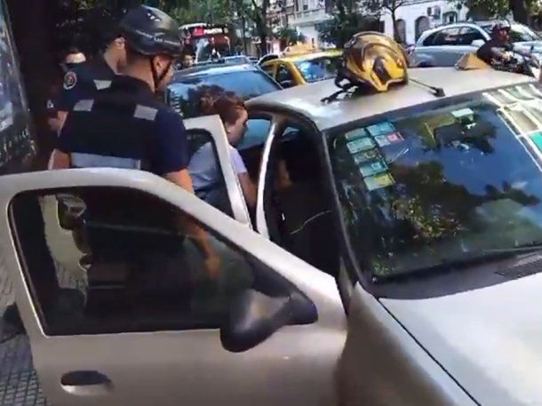 Caballito: así rescataron a una beba que quedó encerrada en un auto