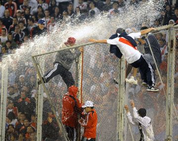 Imputan a 16 hinchas de River por los incidentes en la cancha de Vélez