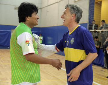 Macri jugó un partido de fútbol con Evo Morales